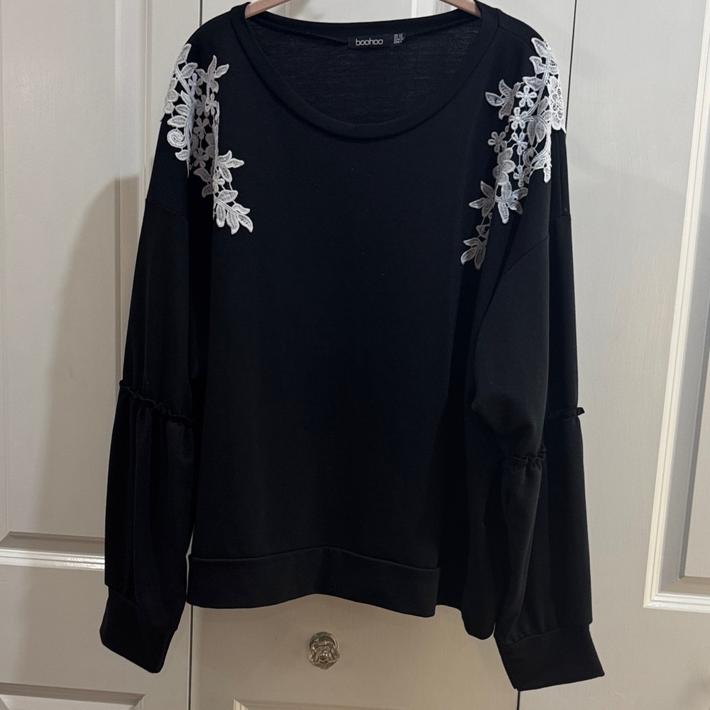 NWOT Boohoo Black Sweatshirt with White Floral Detail Plus Size 18